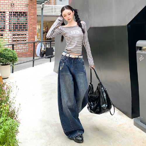 Real-shot—American-style vintage, distressed, water-washed design with gradient, loose fit, flowing silhouette, and a laid-back, effortless vibe. New curved-blade denim style.