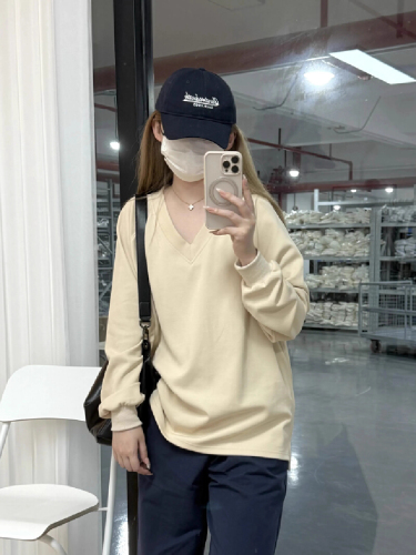 Original version of official image, Minnie print 35% cotton 65% polyester relaxed style high collar raglan sleeve top