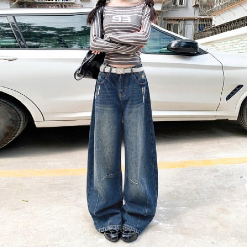 Real-shot—American-style vintage, distressed, water-washed design with gradient, loose fit, flowing silhouette, and a laid-back, effortless vibe. New curved-blade denim style.