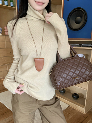 Real-shot, genuine layered high-neck knit base shirt for women—slim-fit, long-sleeve design that exudes a sophisticated, laid-back vibe while creating a flattering, figure-flattering look.