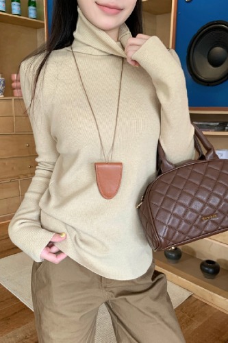 Real-shot, genuine layered high-neck knit base shirt for women—slim-fit, long-sleeve design that exudes a sophisticated, laid-back vibe while creating a flattering, figure-flattering look.