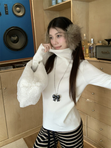 Real-shot, genuine layered high-neck knit base shirt for women—slim-fit, long-sleeve design that exudes a sophisticated, laid-back vibe while creating a flattering, figure-flattering look.