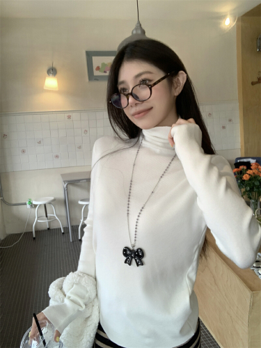 Real-shot, genuine layered high-neck knit base shirt for women—slim-fit, long-sleeve design that exudes a sophisticated, laid-back vibe while creating a flattering, figure-flattering look.