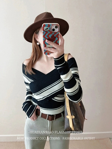 Autumn French Contrast Striped Sexy V-Neck Knit Top for Women, Long Sleeve, Fitted Slimming Elegant Shirt