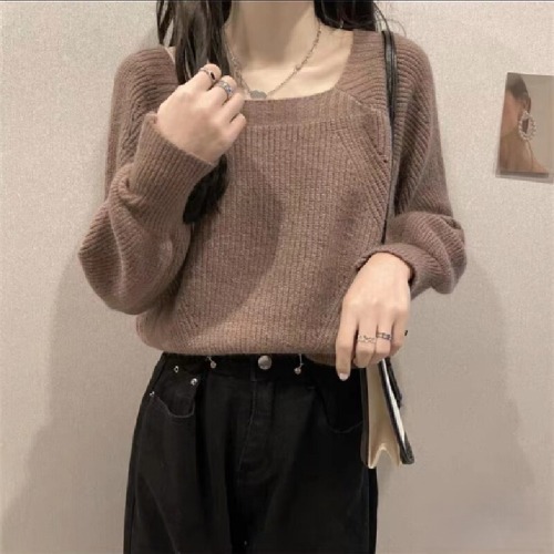 Retro, laid-back style square-neck lantern-sleeve sweater for women—autumn/winter, slimming, figure-flattering knit top with a niche, trendy vibe