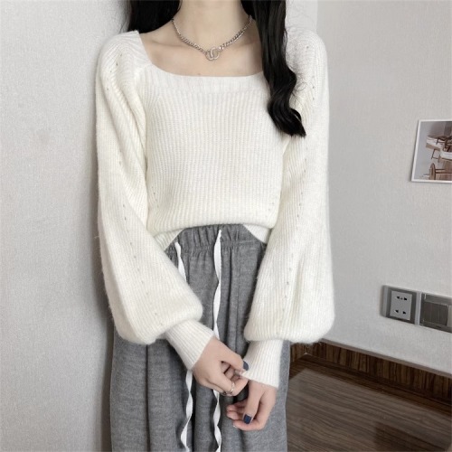Retro, laid-back style square-neck lantern-sleeve sweater for women—autumn/winter, slimming, figure-flattering knit top with a niche, trendy vibe