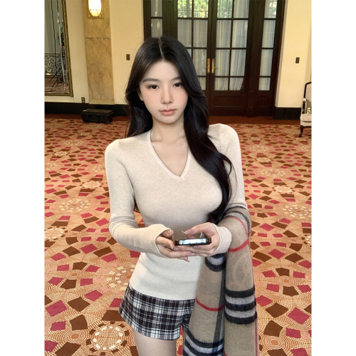 Real-shot: Women's White Fleece-Lined, Thick Base Layer Top with Slim-Fit V-Neck and Knitted Design