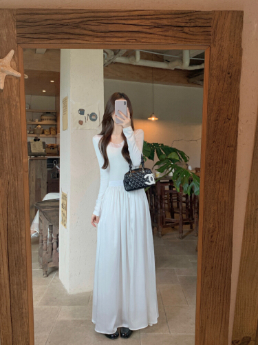 Photographed! New Autumn/Winter French-style temperament round-neck ribbon-back base dress, can be layered with white dress