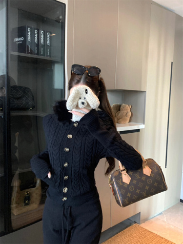 Real-shot Cable-Knit Sweater Coat for Women: Autumn/Winter Slimming, Flattering Design with Fuzzy Collar—Edgy Knitted Top