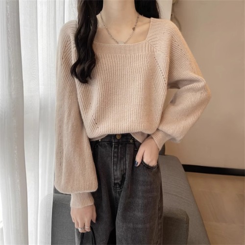 Retro, laid-back style square-neck lantern-sleeve sweater for women—autumn/winter, slimming, figure-flattering knit top with a niche, trendy vibe