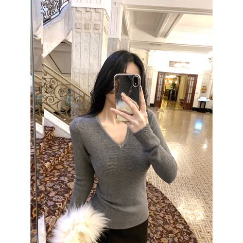 Real-shot: Women's White Fleece-Lined, Thick Base Layer Top with Slim-Fit V-Neck and Knitted Design