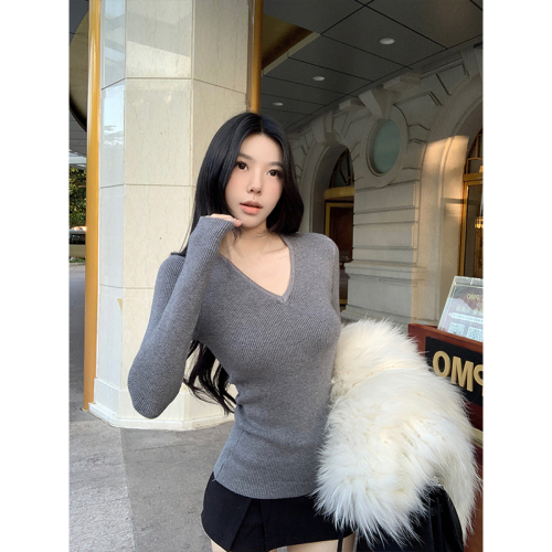 Real-shot: Women's White Fleece-Lined, Thick Base Layer Top with Slim-Fit V-Neck and Knitted Design