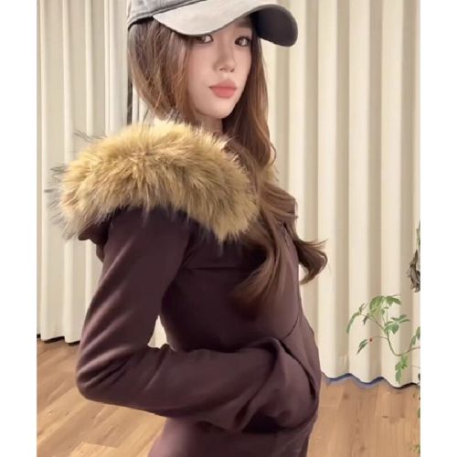 Vintage American-style high-street hoodie with a faux fur collar, short design, and hood—women's winter version featuring fleece lining, slim fit, and a cinched waist for a relaxed, Korean-inspired vibe.