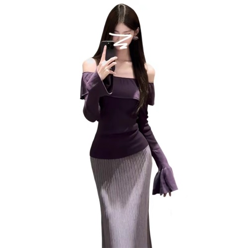 Korean-style ruffled off-shoulder crewneck knit sweater for women—autumn and winter, niche design, alluring style, slimming and figure-flattering top