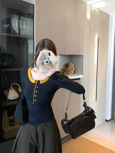 Photographed women's collared innerwear fuzzy lined padded base shirt with contrasting colors slimming design long sleeve T-shirt