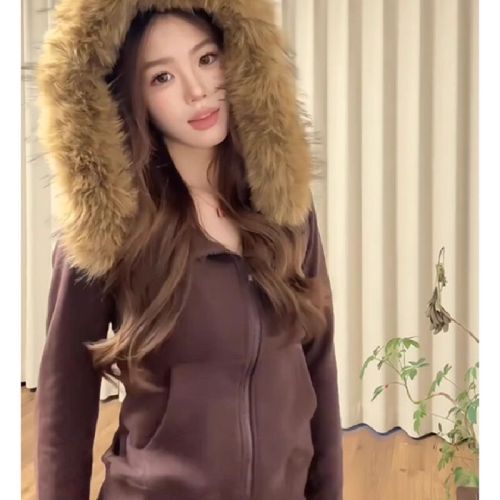 Vintage American-style high-street hoodie with a faux fur collar, short design, and hood—women's winter version featuring fleece lining, slim fit, and a cinched waist for a relaxed, Korean-inspired vibe.
