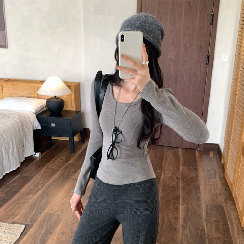 White base top shirt for women, autumn and winter 2025 new unique slimming long-sleeved T-shirt, shot in real life