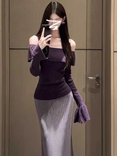 Korean-style ruffled off-shoulder crewneck knit sweater for women—autumn and winter, niche design, alluring style, slimming and figure-flattering top