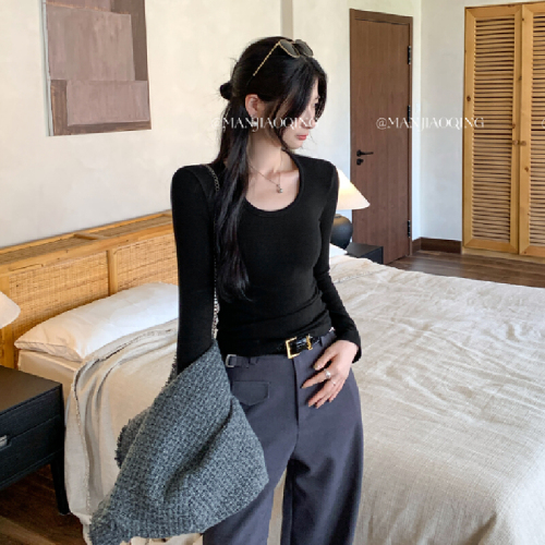 White base top shirt for women, autumn and winter 2025 new unique slimming long-sleeved T-shirt, shot in real life