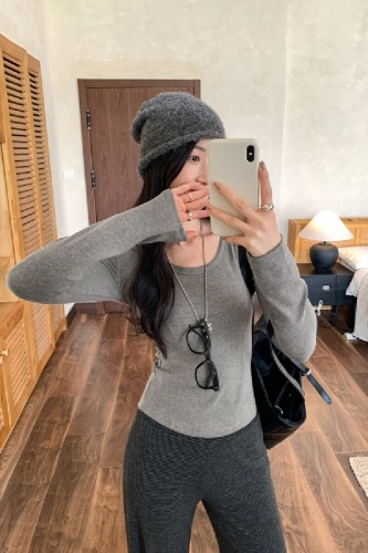 White base top shirt for women, autumn and winter 2025 new unique slimming long-sleeved T-shirt, shot in real life