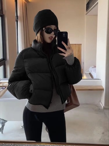 Women's Short Puffer Jacket with Upright Collar, Fashionable, Lightweight, and Stylish, 2025 New Style, for Petite Figures, Like a Soft Bread Coat