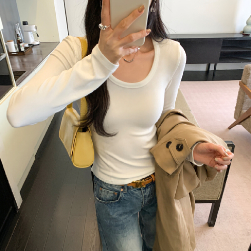 White base top shirt for women, autumn and winter 2025 new unique slimming long-sleeved T-shirt, shot in real life
