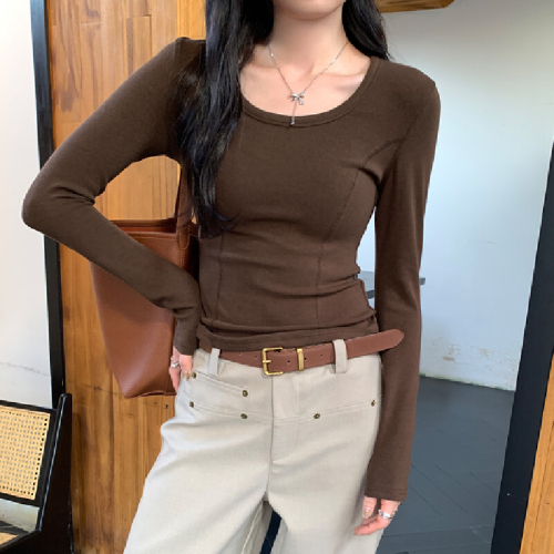 White base top shirt for women, autumn and winter 2025 new unique slimming long-sleeved T-shirt, shot in real life