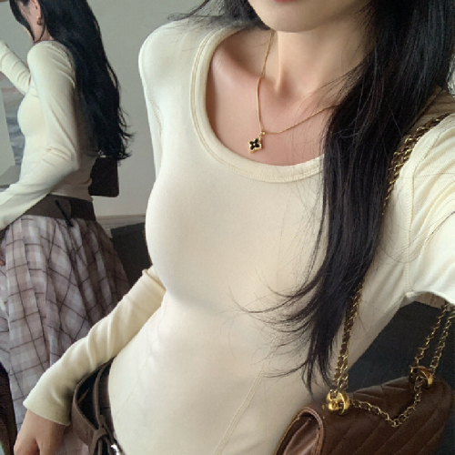 White base top shirt for women, autumn and winter 2025 new unique slimming long-sleeved T-shirt, shot in real life