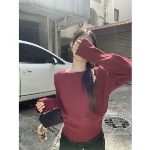 Real-shot, authentic design—stylish off-shoulder long-sleeve sweater for women, featuring a new autumn-style pleated, waist-defined knit top.