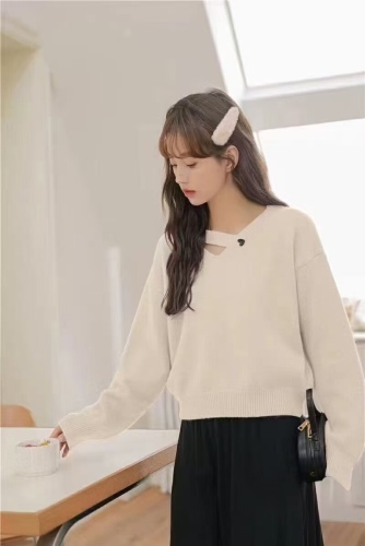 New Autumn/Winter Women's Short V-Neck Lace Hole Cardigan Top with Gentle, Refined, and Unique Design