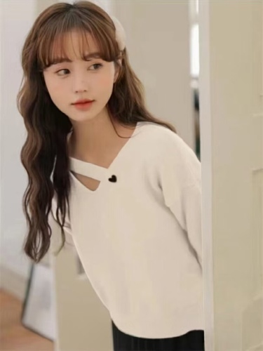 New Autumn/Winter Women's Short V-Neck Lace Hole Cardigan Top with Gentle, Refined, and Unique Design