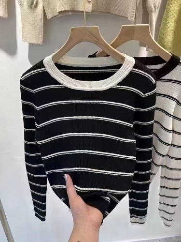 Women's Short-Sleeve Open-Heart V-Neck Luxury Minimalist Design Aesthetic Knit Top for Autumn and Winter