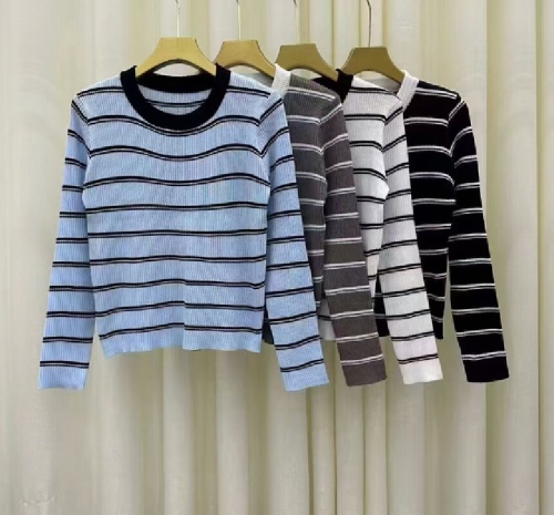 Women's Short-Sleeve Open-Heart V-Neck Luxury Minimalist Design Aesthetic Knit Top for Autumn and Winter