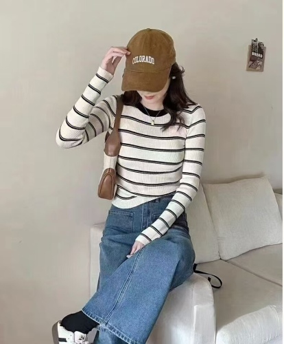 Women's Short-Sleeve Open-Heart V-Neck Luxury Minimalist Design Aesthetic Knit Top for Autumn and Winter