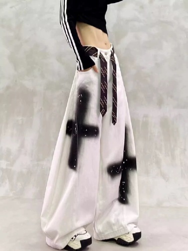 Vintage American crosshatch spray paint jeans for girls and women, loose and effortless, with a floor-length curved knife-leg design.