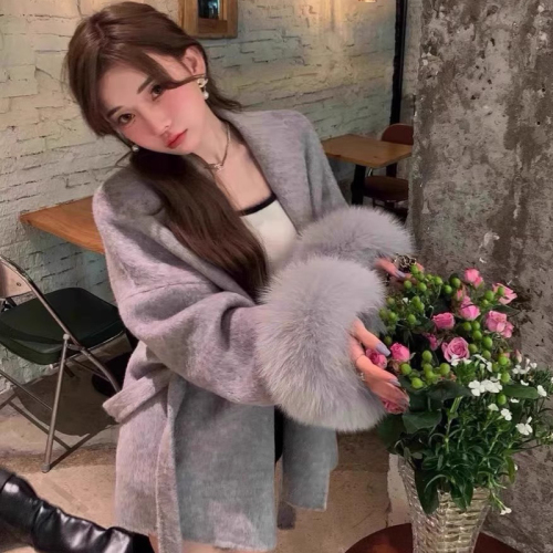 French Retro Wool Coat for Women 2025 Winter New Arrival Petite Fox Fur Short Gray Wool Coat