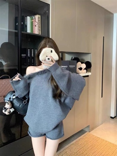 New Gentle Style Outfit: Cropped Puffer Collar Soft and Chewy Long-Sleeve Knit Sweater + Shorts Set