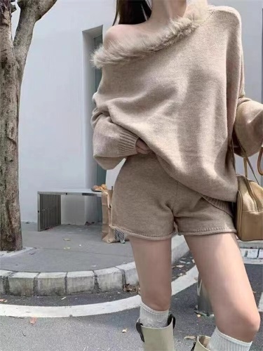 New Gentle Style Outfit: Cropped Puffer Collar Soft and Chewy Long-Sleeve Knit Sweater + Shorts Set