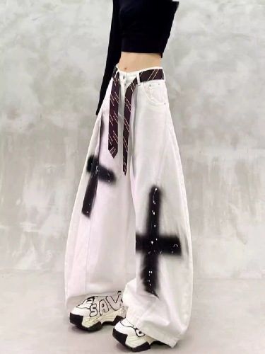 Vintage American crosshatch spray paint jeans for girls and women, loose and effortless, with a floor-length curved knife-leg design.