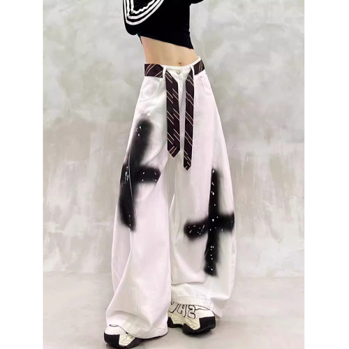 Vintage American crosshatch spray paint jeans for girls and women, loose and effortless, with a floor-length curved knife-leg design.