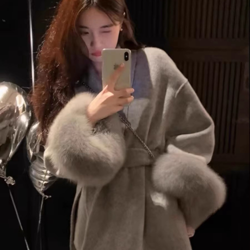 French Retro Wool Coat for Women 2025 Winter New Arrival Petite Fox Fur Short Gray Wool Coat