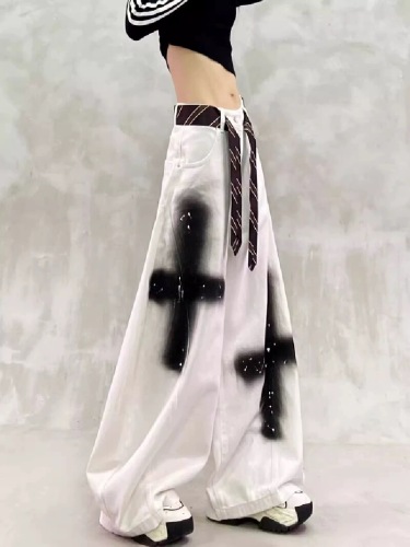 Vintage American crosshatch spray paint jeans for girls and women, loose and effortless, with a floor-length curved knife-leg design.