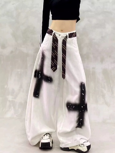 Vintage American crosshatch spray paint jeans for girls and women, loose and effortless, with a floor-length curved knife-leg design.