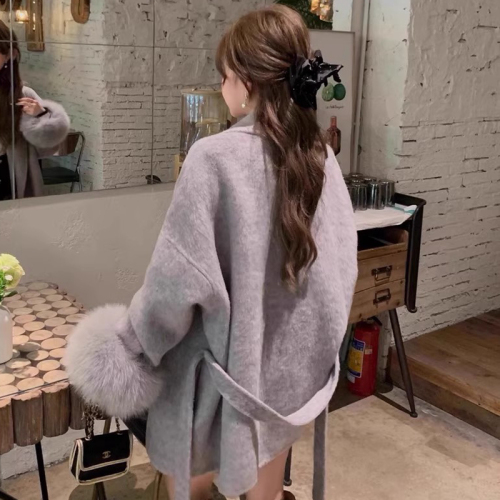 French Retro Wool Coat for Women 2025 Winter New Arrival Petite Fox Fur Short Gray Wool Coat