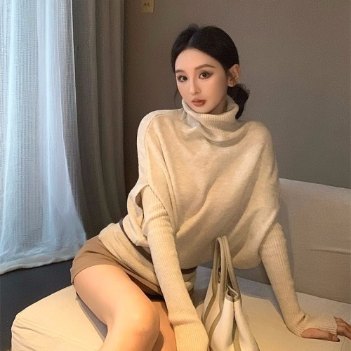 Vintage-inspired, stylish, and gentle crew neck sweater set with half pants