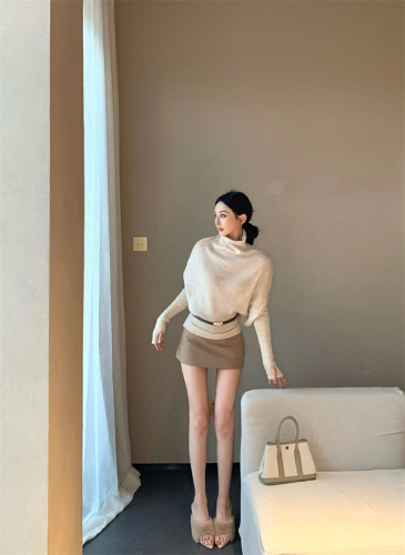 Vintage-inspired, stylish, and gentle crew neck sweater set with half pants