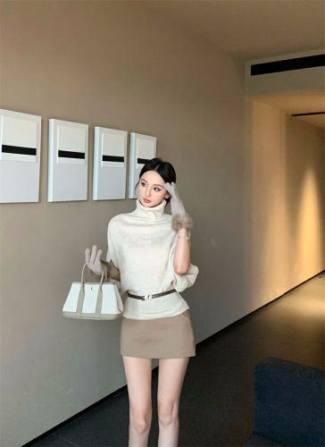 Vintage-inspired, stylish, and gentle crew neck sweater set with half pants