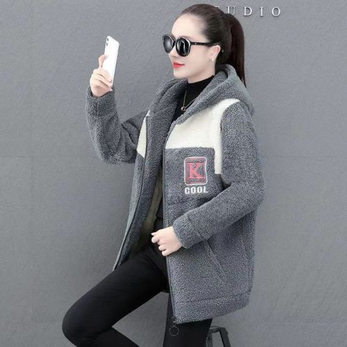 Color-blocked Mid-Length Lambswool Embroidered Coat for Women — Stylish Autumn/Winter Design, New Korean-Style, Loose Fit, Integrated Faux Fur and Thickened Velvet