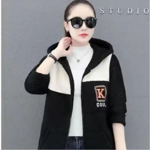 Color-blocked Mid-Length Lambswool Embroidered Coat for Women — Stylish Autumn/Winter Design, New Korean-Style, Loose Fit, Integrated Faux Fur and Thickened Velvet