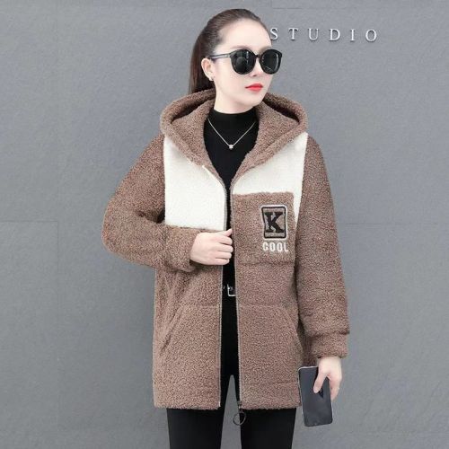 Color-blocked Mid-Length Lambswool Embroidered Coat for Women — Stylish Autumn/Winter Design, New Korean-Style, Loose Fit, Integrated Faux Fur and Thickened Velvet